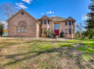 15 Scenic Dr, Ewing, NJ