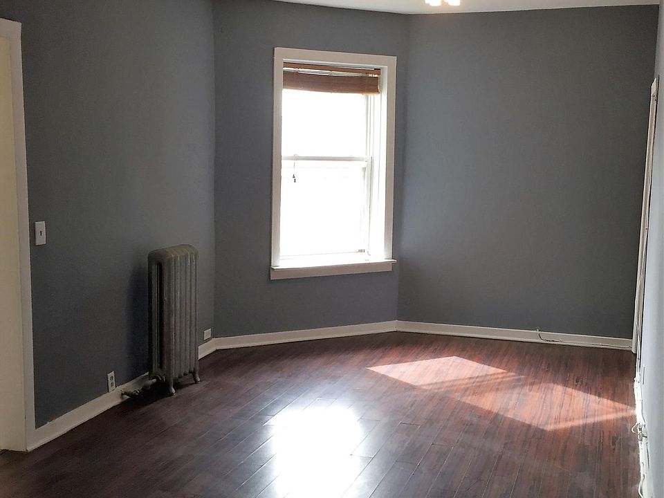 hardwood floor, plenty of light