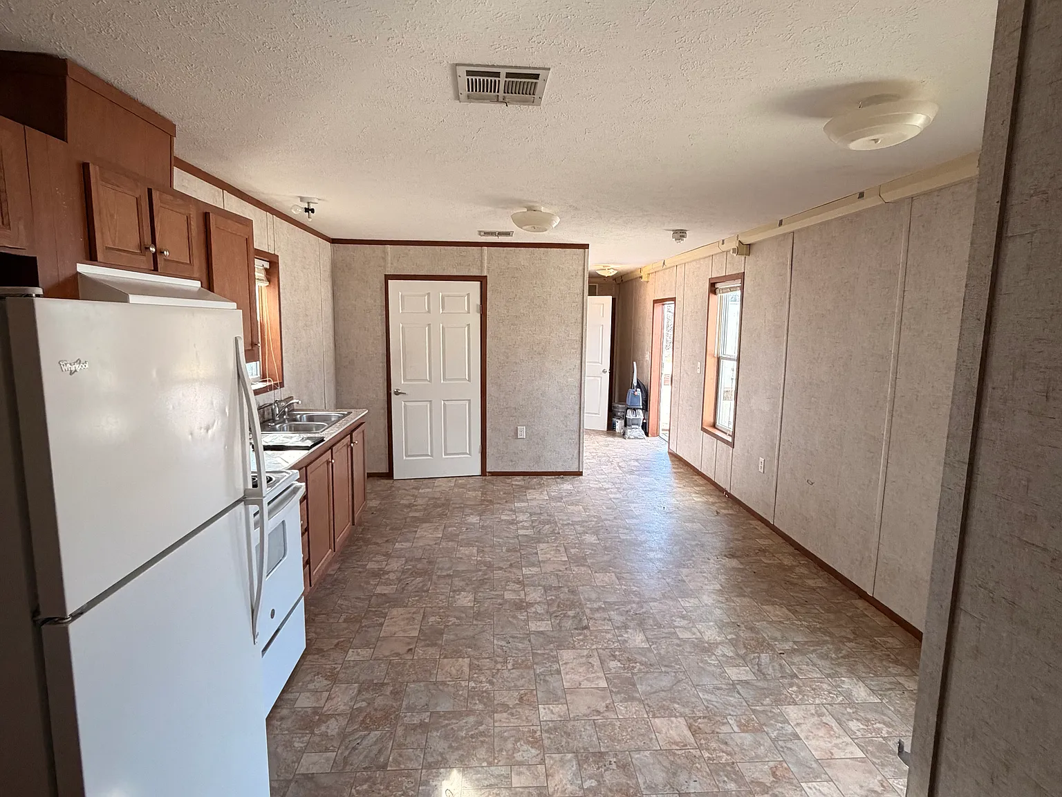 3 bed, 890 sqft, $900 — Photo 3
