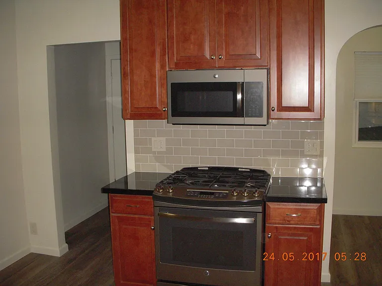 1735 E 2nd St #A — Photo 11
