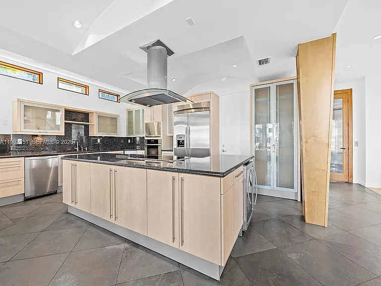 450 Victoria Ter — Photo 7