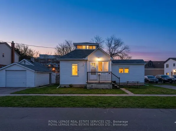 2386 Sovereign St, Oakville, ON L6L 1L8
