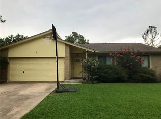1 Lobo Ct, Angleton, TX 77515