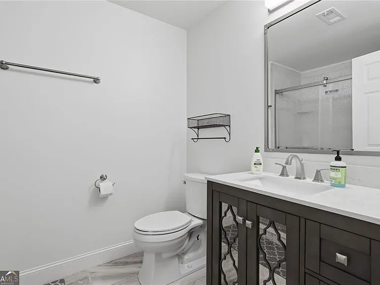 2540 Lansing Ln — Photo 14