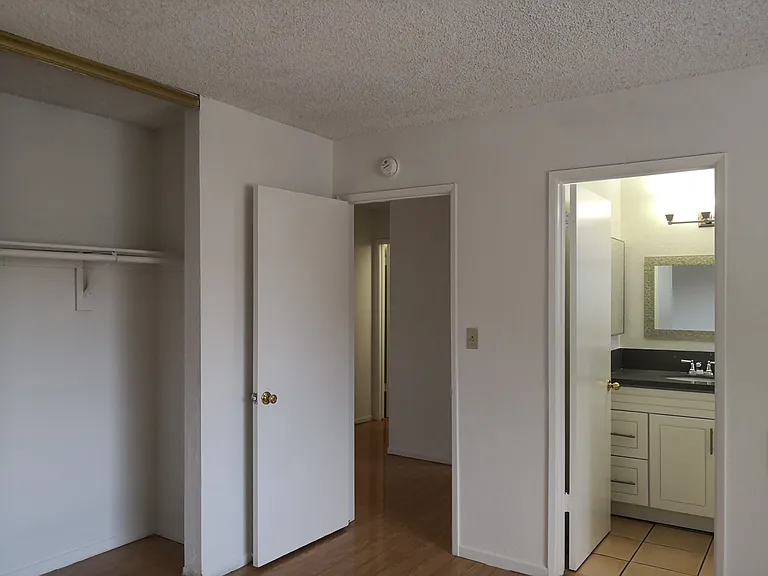 Orange Twin Apartments — Photo 21