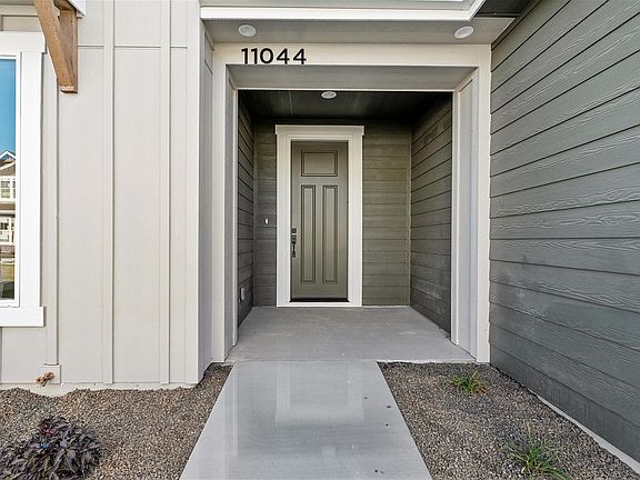 4th image of 11044 W Portola St