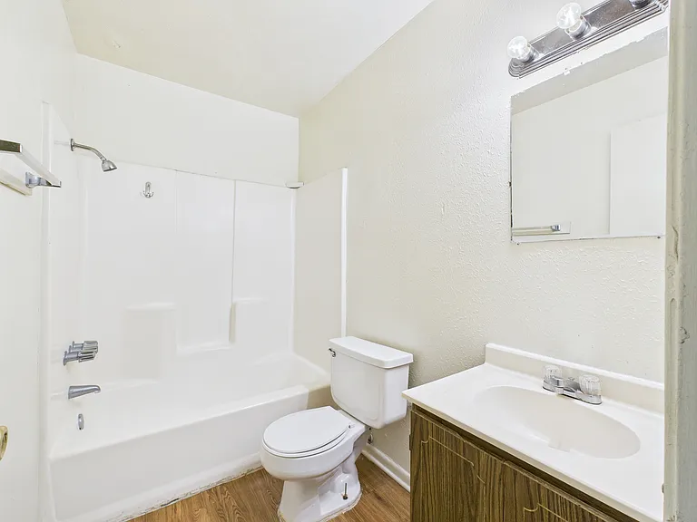 403 Boyett St N — Photo 14
