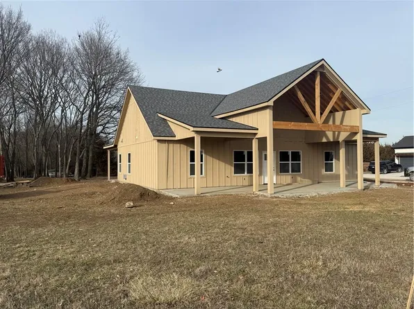 121 Elm Dr, Linn Valley, KS 66040