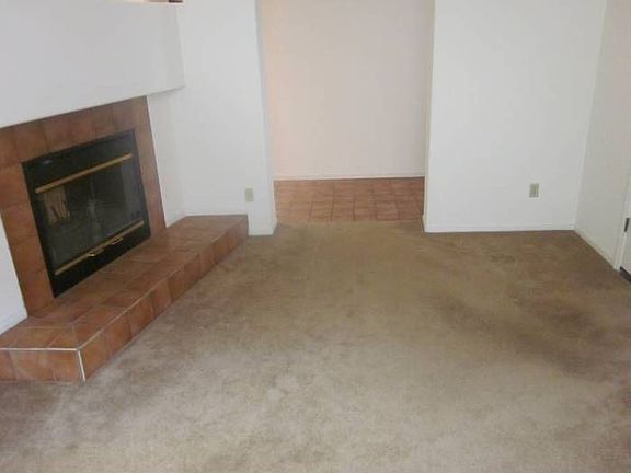 Living room w/fireplace