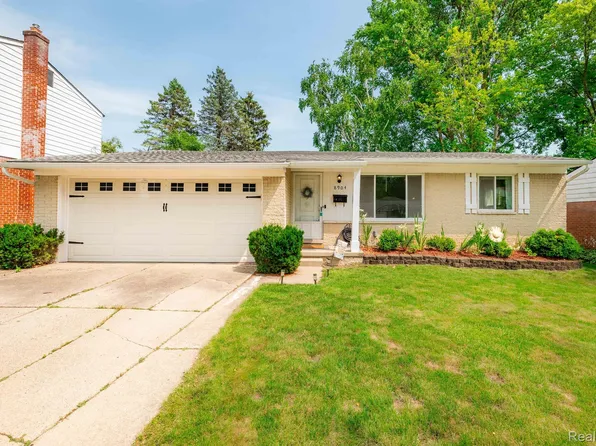 8904 Nottingham Dr, Ypsilanti, MI 48198