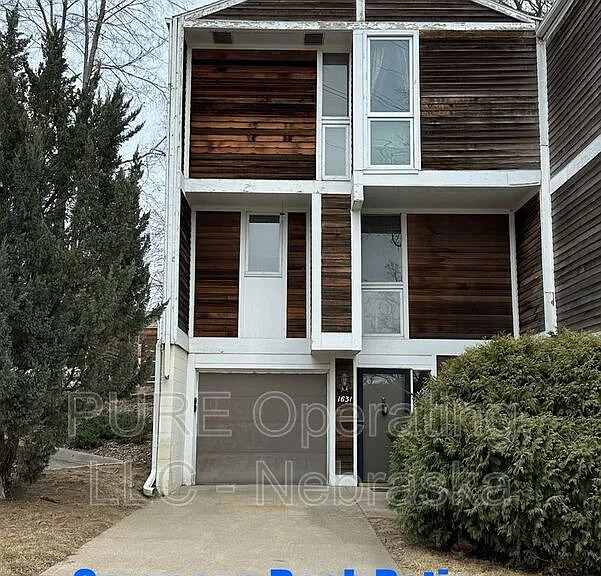 1631 N 109th Plz — Photo 1