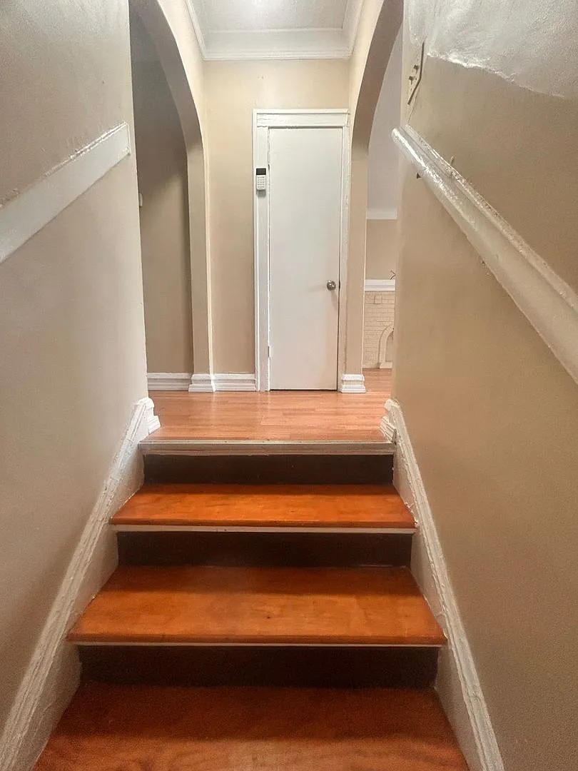 Spacious 4-Bedroom Brick Bungalow with Bonus Room — Photo 3