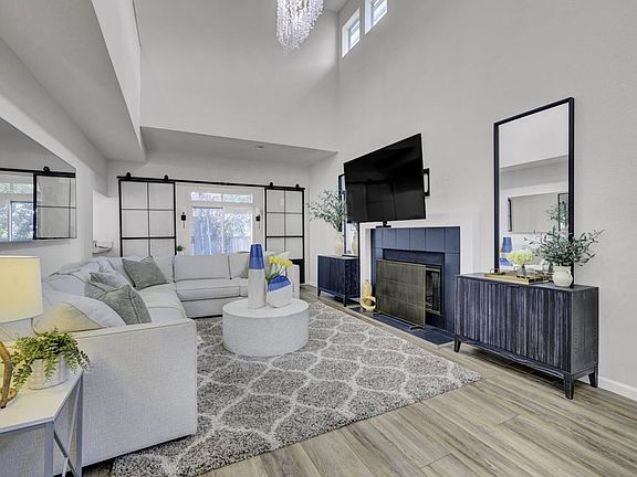 3rd image of 230 Lakeridge Way