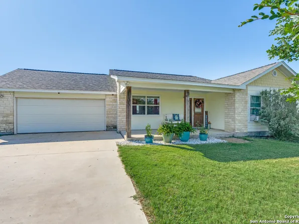 812 Riviere, Falls City, TX 78113