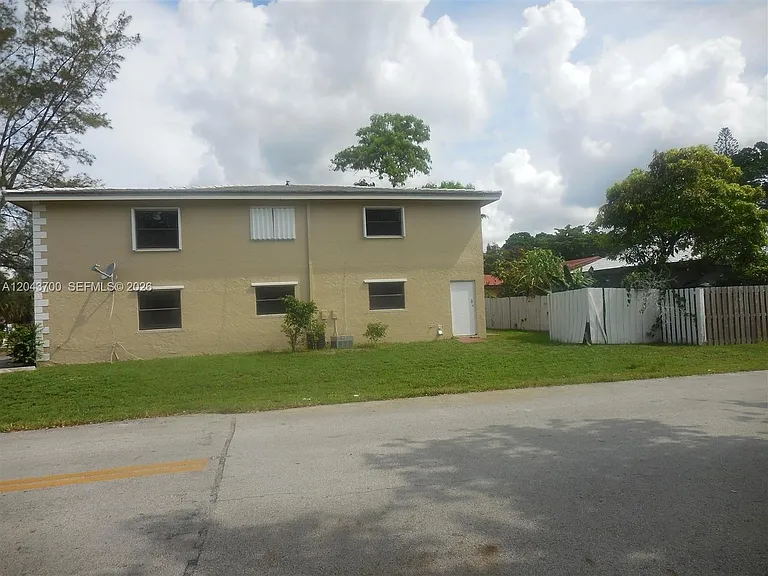 4101 Riverside Dr #4 — Photo 2
