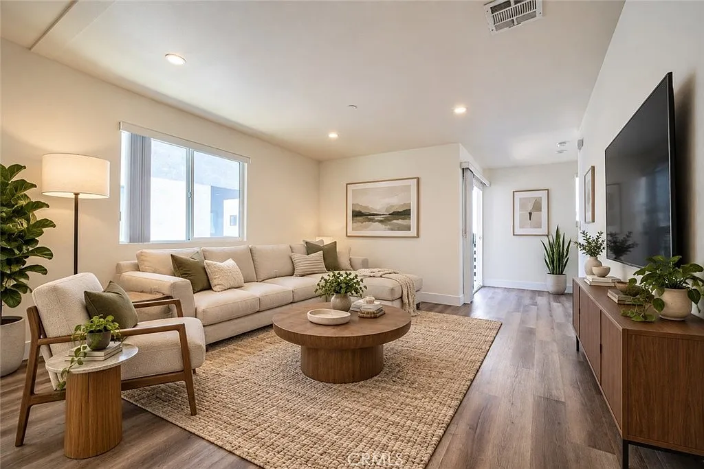5 bed, 1800 sqft, $4,215 — Photo 1