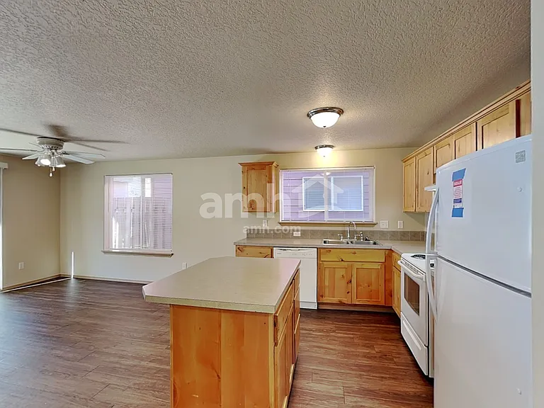467 Whitney Dr — Photo 5