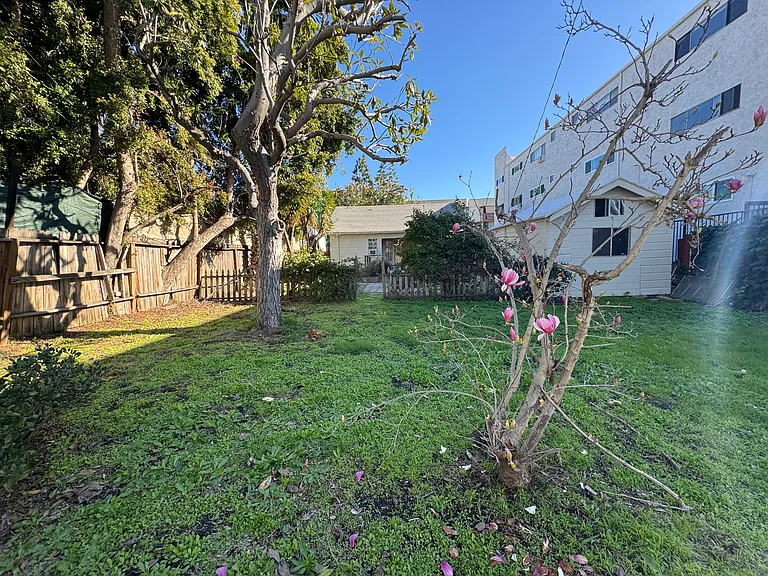 849 N West Knoll Dr — Photo 48