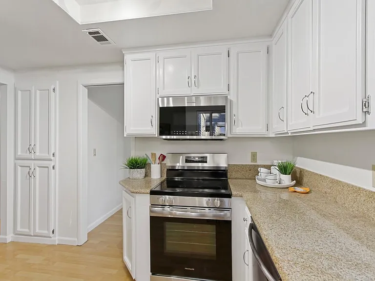 325 E 8th St #5 — Photo 11