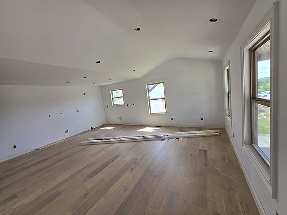 3rd image of 136 Cloyd Ln