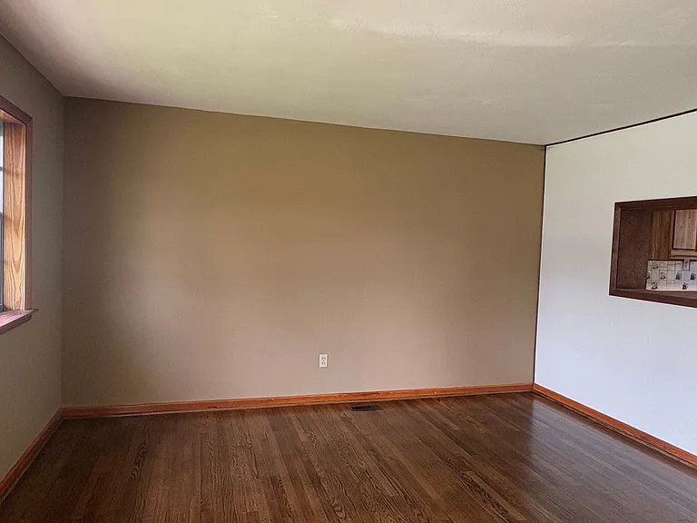 713 Willow Dr — Photo 2