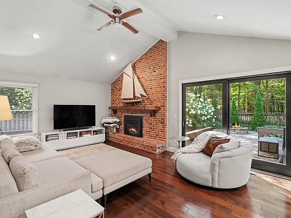 4th image of 3267 Brynmawr Dr