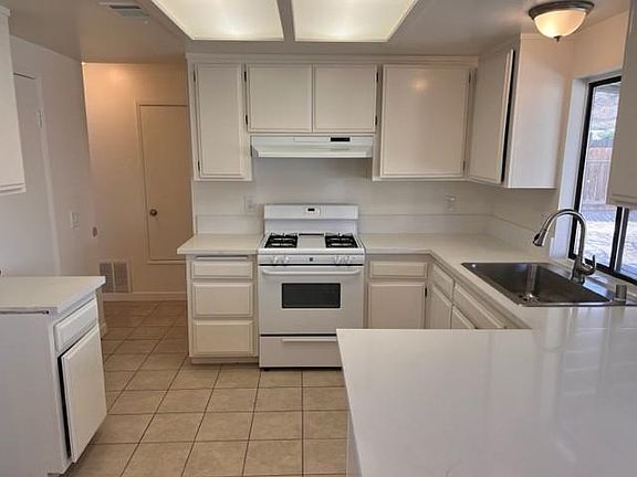Beautiful NEW Quartz Kitchen