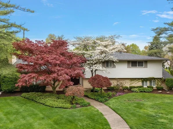 939 Ballantyne Rd, Grosse Pointe Shores, MI 48236