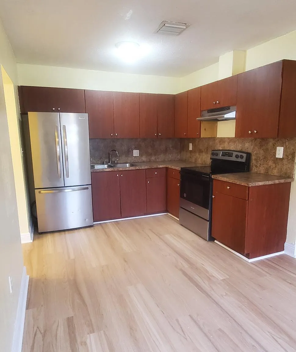 1708 NW 9th Ave — Photo 3