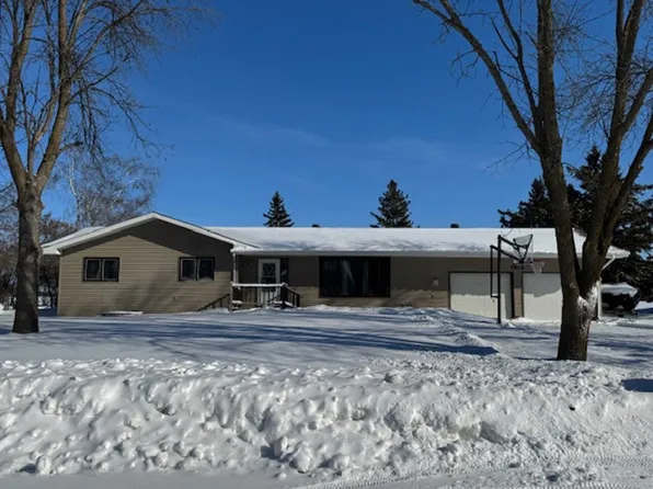 1813 Robin Hood Dr, Thief River Falls, MN 56701