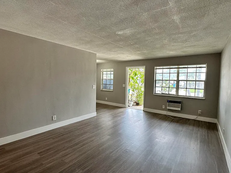 105 NE 6th Ave — Photo 4