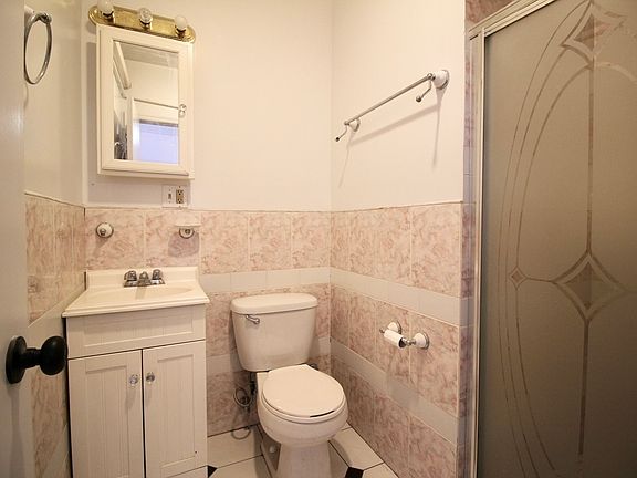 5th image of 958 Atlantic Ave #3A
