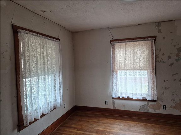 5th image of 407 Parkway St