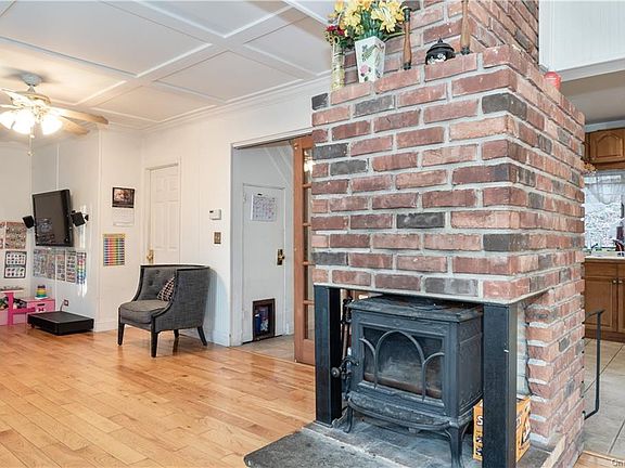 2nd image of 32 Yorkshire Ct