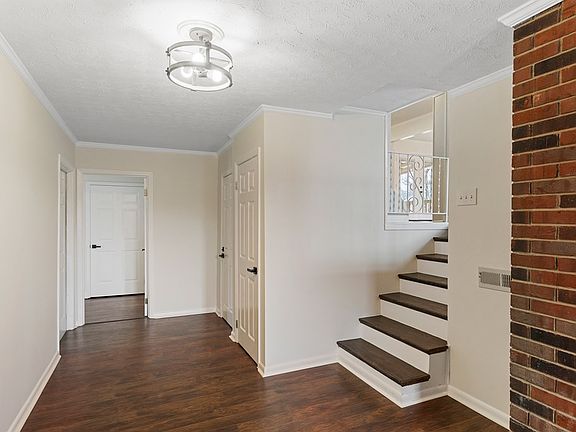 3rd image of 1423 Mountain View Dr