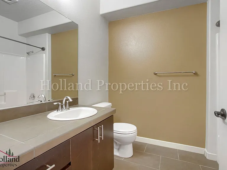 670 NE Roydon Ln — Photo 15