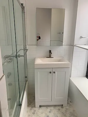 Rented by Salon Realty Corp | media 8