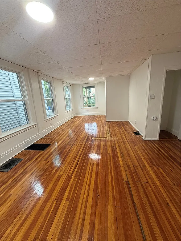 3 bed, 1.0 bath, 2720 sqft, $1,500 — Photo 4