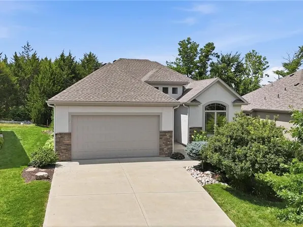 9892 Hollis Ln, Shawnee, KS 66227