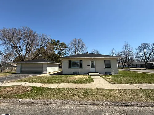 124 Lester St Photo 1