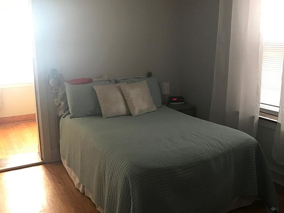 3rd image of 3932 N Claremont Ave #1