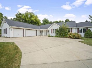407 Morrissey Dr, North Prairie, WI 53153