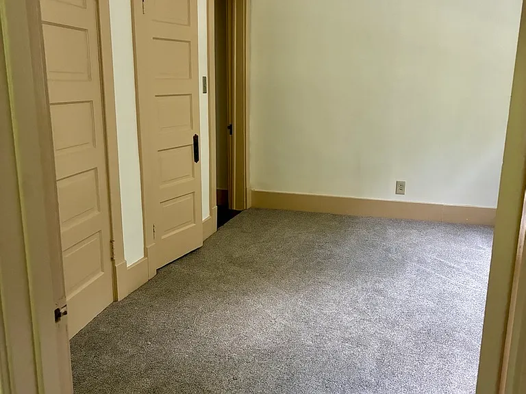 larger bedroom w huge closet