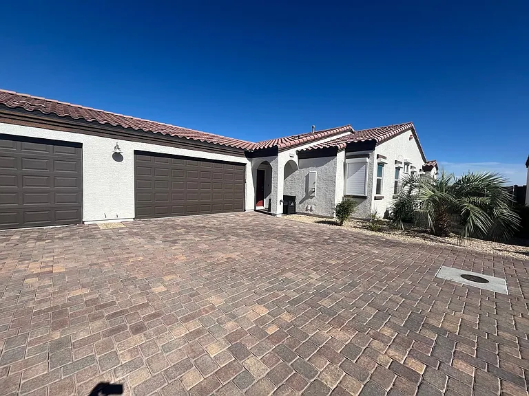 1533 Franklin Ln — Photo 3