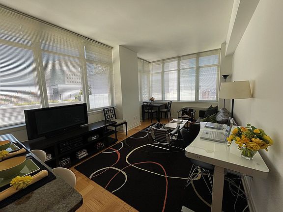 3rd image of 1510 Lexington Ave