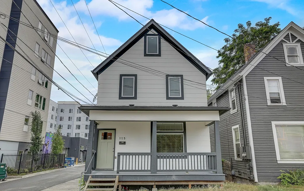 2 bed, 750 sqft, $1,874 — Photo 2
