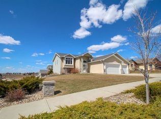 701 27th St NW, Minot, ND 58703