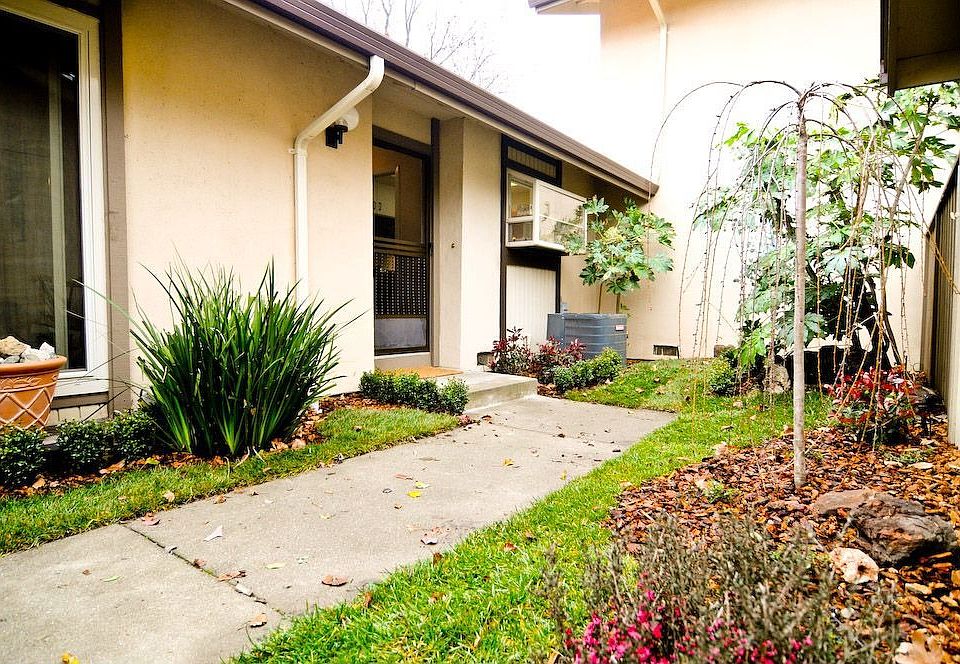 front yard w sprinkler