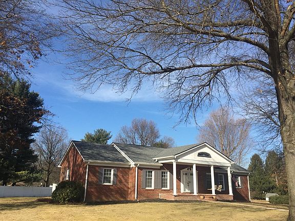 2nd image of 1573 Wellesley Dr