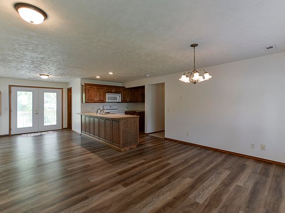 5th image of 205 E Purdy Ave